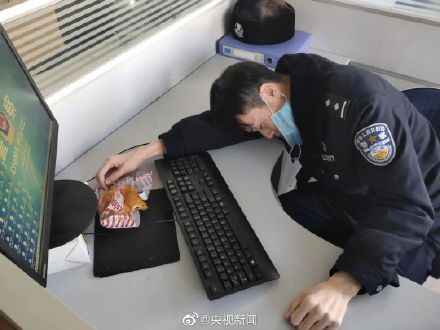 警察丈夫和医生妻子的睡姿照曝光 网友看完泪目了背后故事太感人
