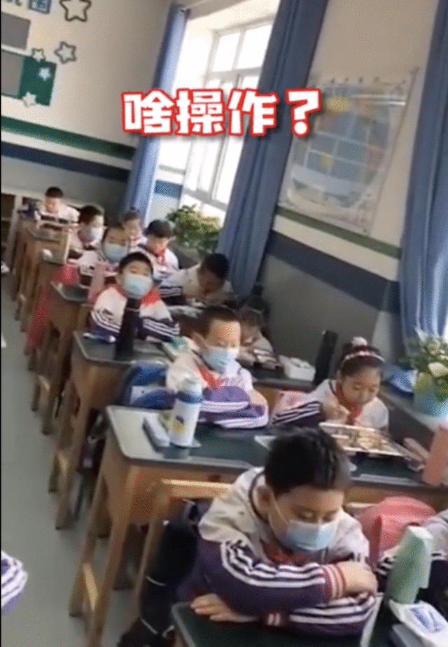 学生错峰排队上厕所像进考场 网友：上厕所上出了期末考试的感觉