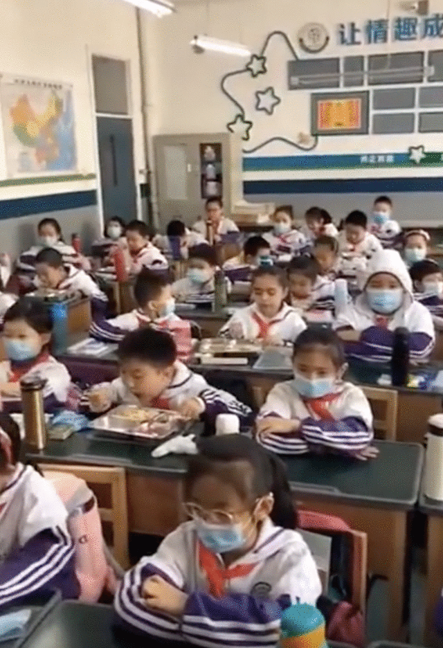 学生错峰排队上厕所像进考场 网友：上厕所上出了期末考试的感觉