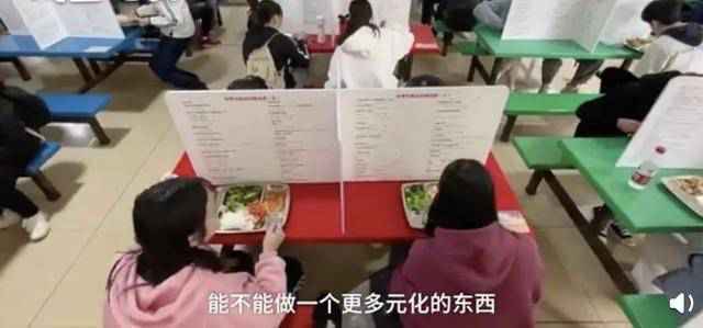 学生错峰排队上厕所像进考场 网友：上厕所上出了期末考试的感觉