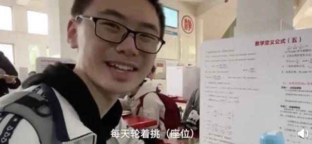 学生错峰排队上厕所像进考场 网友：上厕所上出了期末考试的感觉