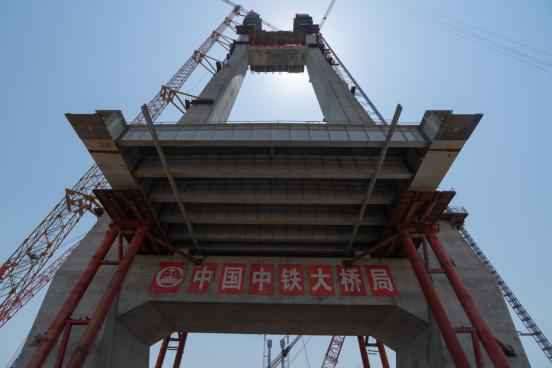 延误两个月，抢回一个月 这座长江大桥主塔今天封顶