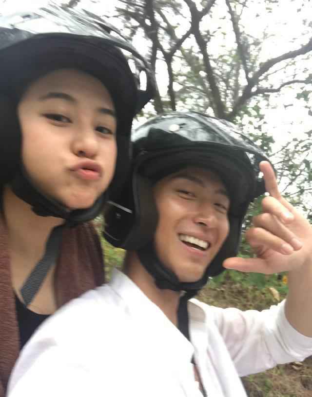 窦骁晒与女友何超蓮合照超甜 看到直男式的马赛克网友笑翻了