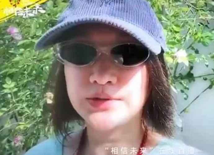 周迅清唱天涯歌女视频在线观看 义演活动素颜出镜太真实了