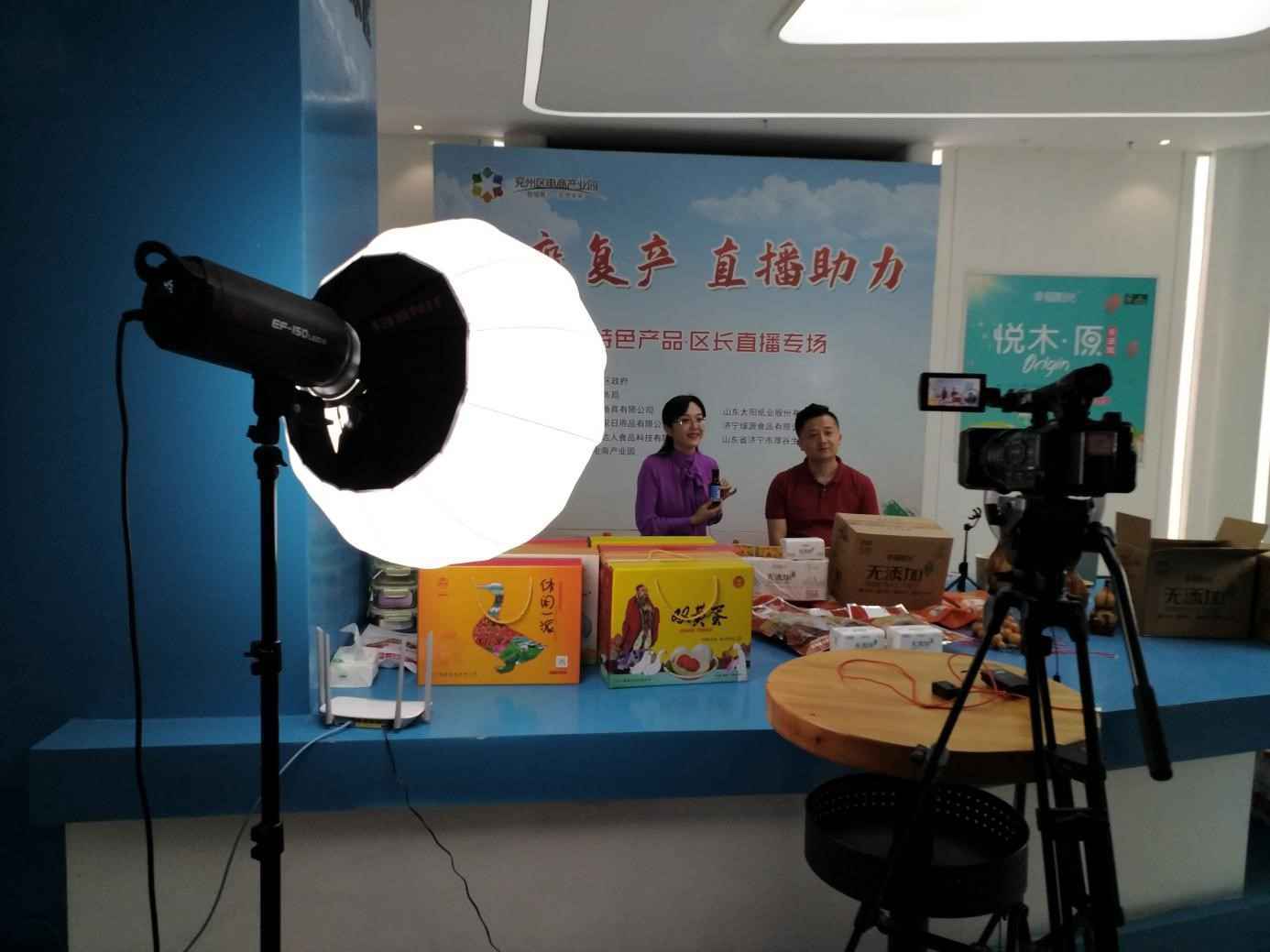 十万人围观“区长主播”，半小时带货四万单
