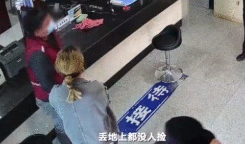 快递小哥被客户诬陷崩溃大哭 具体详情始末曝光小哥说的话令人心酸