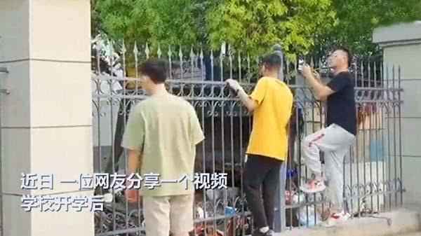 男朋友集体隔栏眺望女友怎么回事？现场图曝光一个个翘首以望网友笑翻