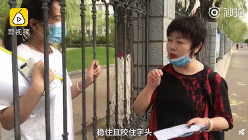 退休教授隔栅栏给毕业生讲课怎么回事？现场图曝光令人动容