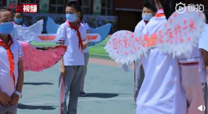 太可爱了!太原小学生戴一米长翅膀返校 家长纯手工自制秀场同款