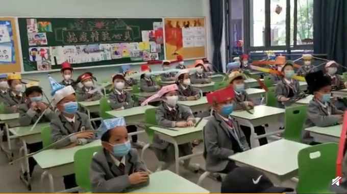 太可爱了!太原小学生戴一米长翅膀返校 家长纯手工自制秀场同款