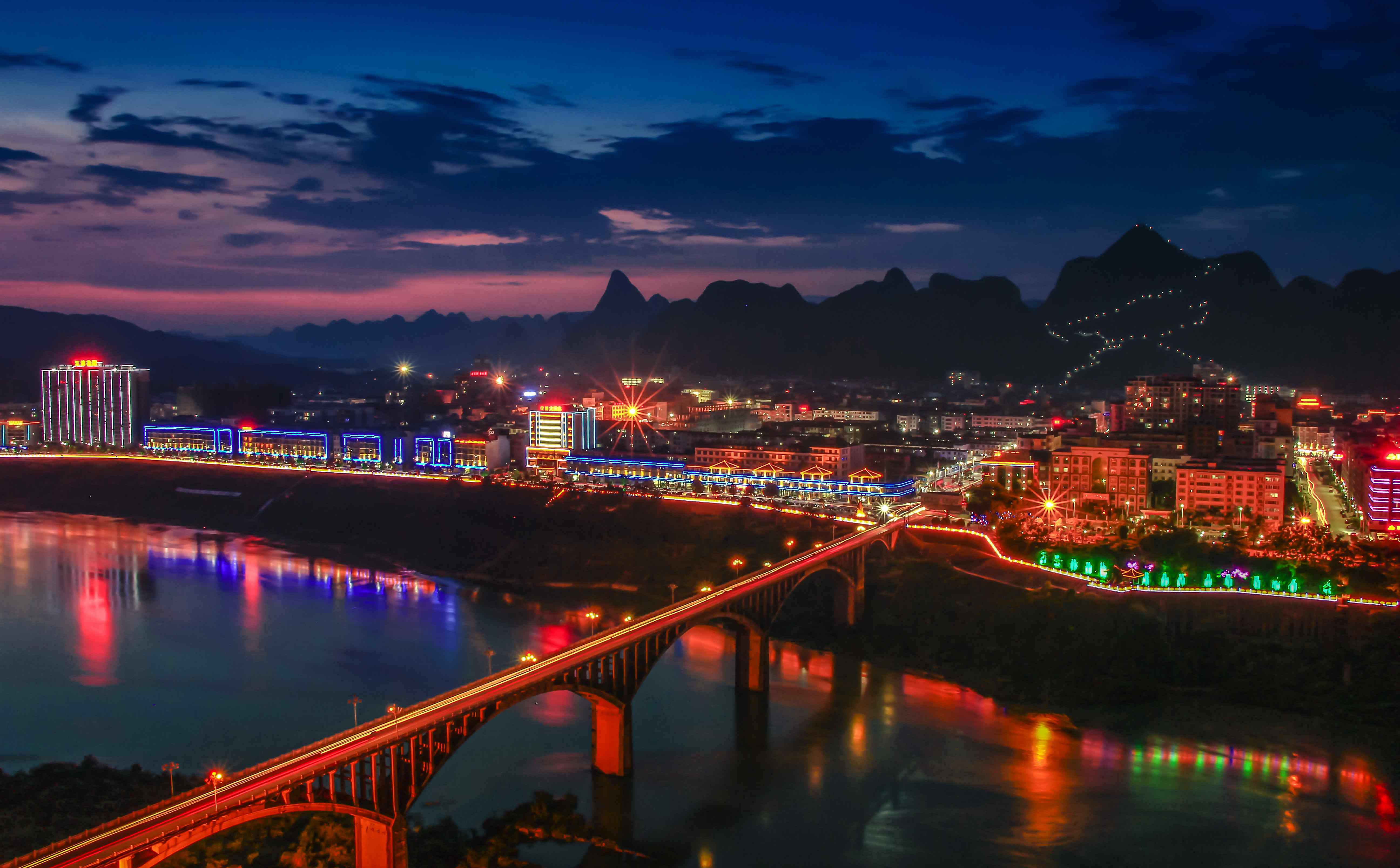 一个贫困县的夜经济学