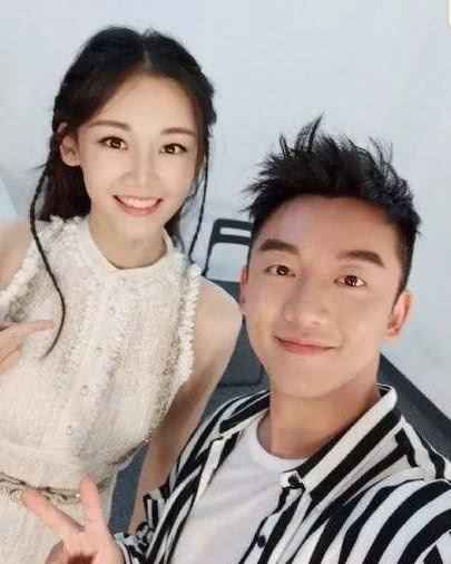 郑恺苗苗机场牵手怎么回事？现场照片曝光俩人官宣苗苗怀孕了？