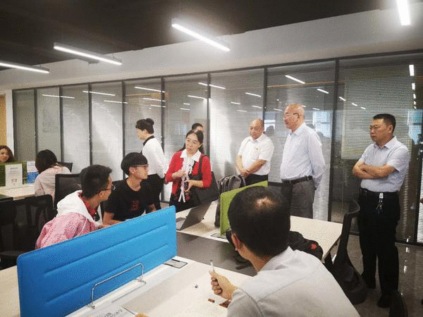 李东艳代表：建议实施“健康副校长”进校园制度