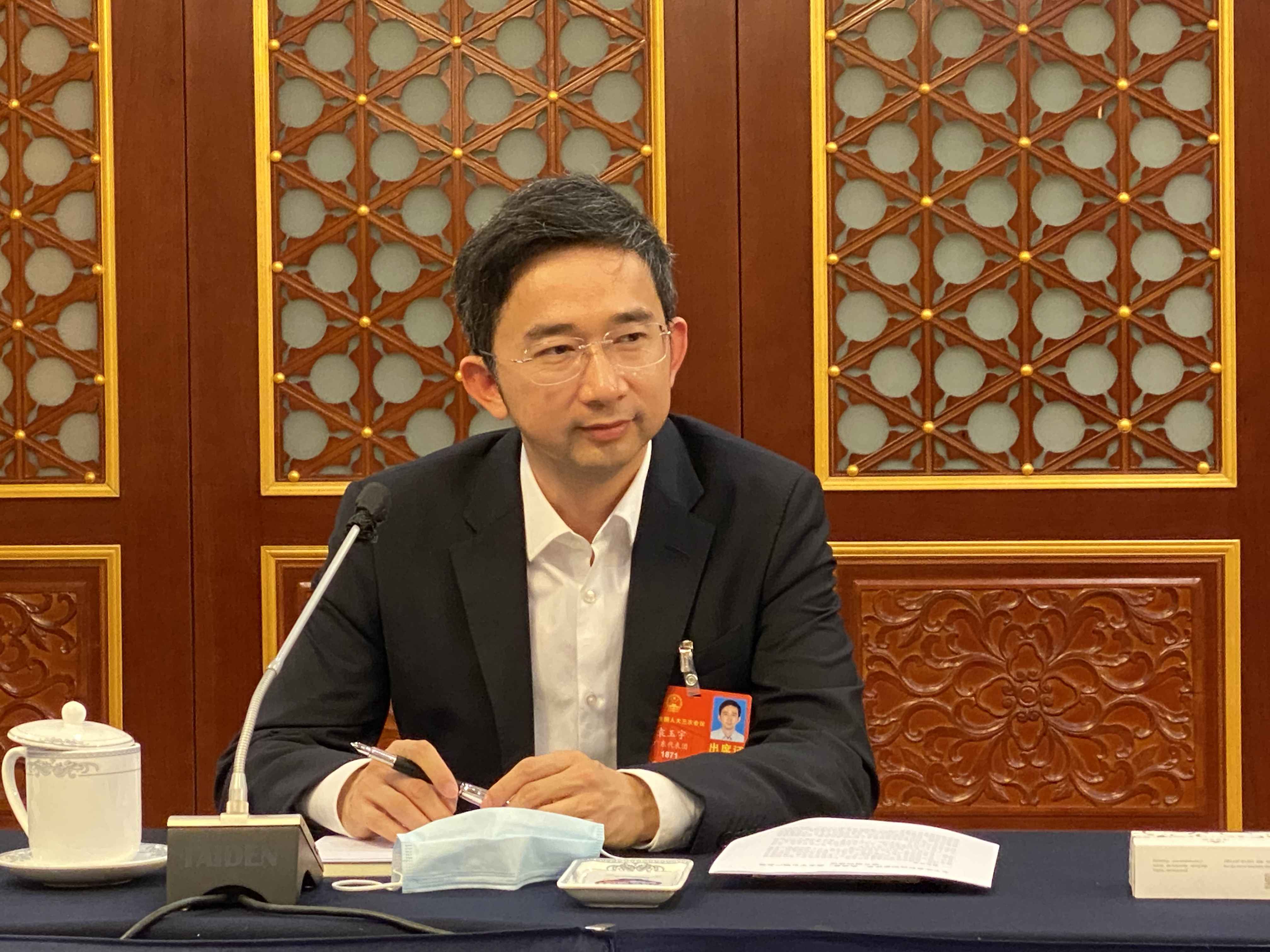袁玉宇代表：打破人才流动的“玻璃门”