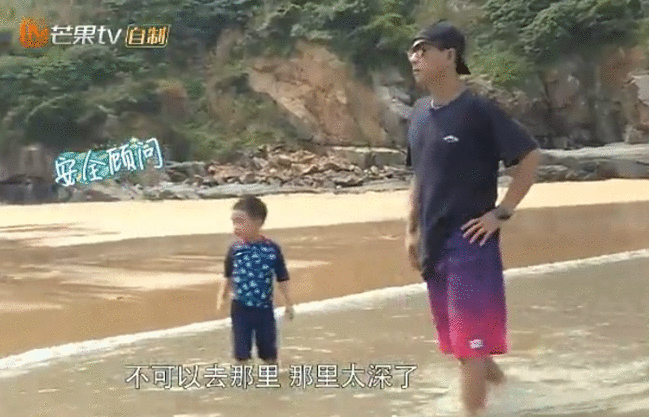 陈小春带jasper游泳，小小春:别去太远了，我没有力气拉你上来！