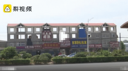河南一楼房三四楼仅盖一面墙怎么回事？现场图曝光惊呆网友