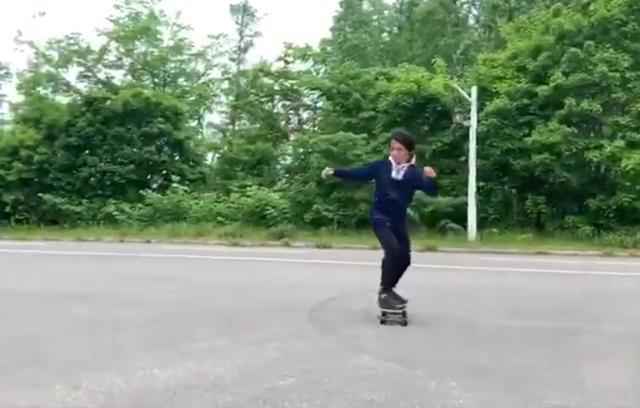 梁朝伟玩滑板怎么回事 梁朝伟玩滑板什么情况现场图