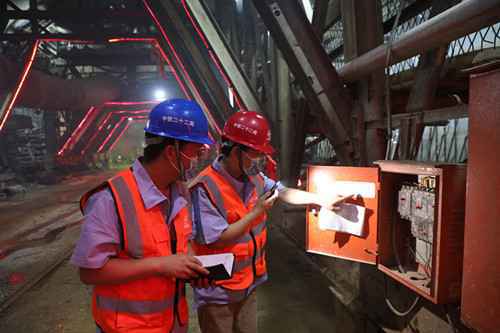 在黄土高原的稀泥里打隧道，“基建狂魔”再战世界级工程难题