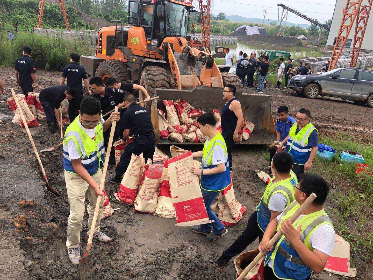 黄石一地发现管涌，各方全力抢险！