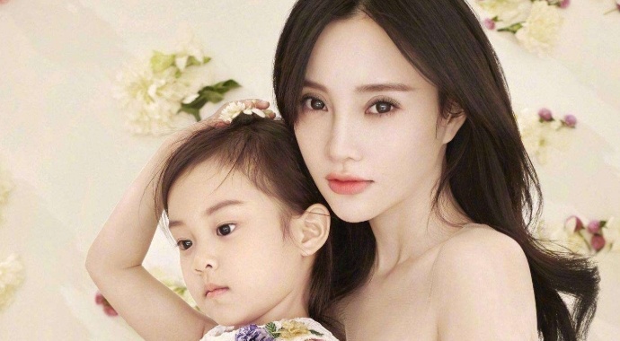 李小璐带甜馨外出什么情况？母女享受亲子时光甜馨又漂亮了