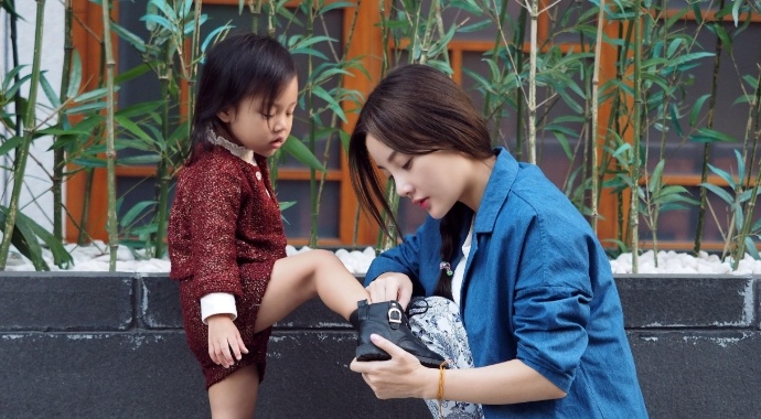 李小璐带甜馨外出什么情况？母女享受亲子时光甜馨又漂亮了