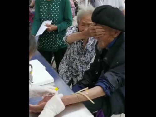 98岁爷爷抽血100岁奶奶帮捂眼睛 详情画面曝光网友直呼好治愈