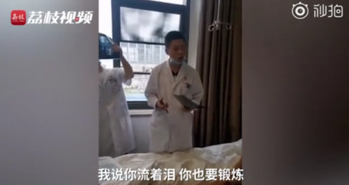 医生为督促女孩康复训练将其训哭 详细经过背后原因太暖了