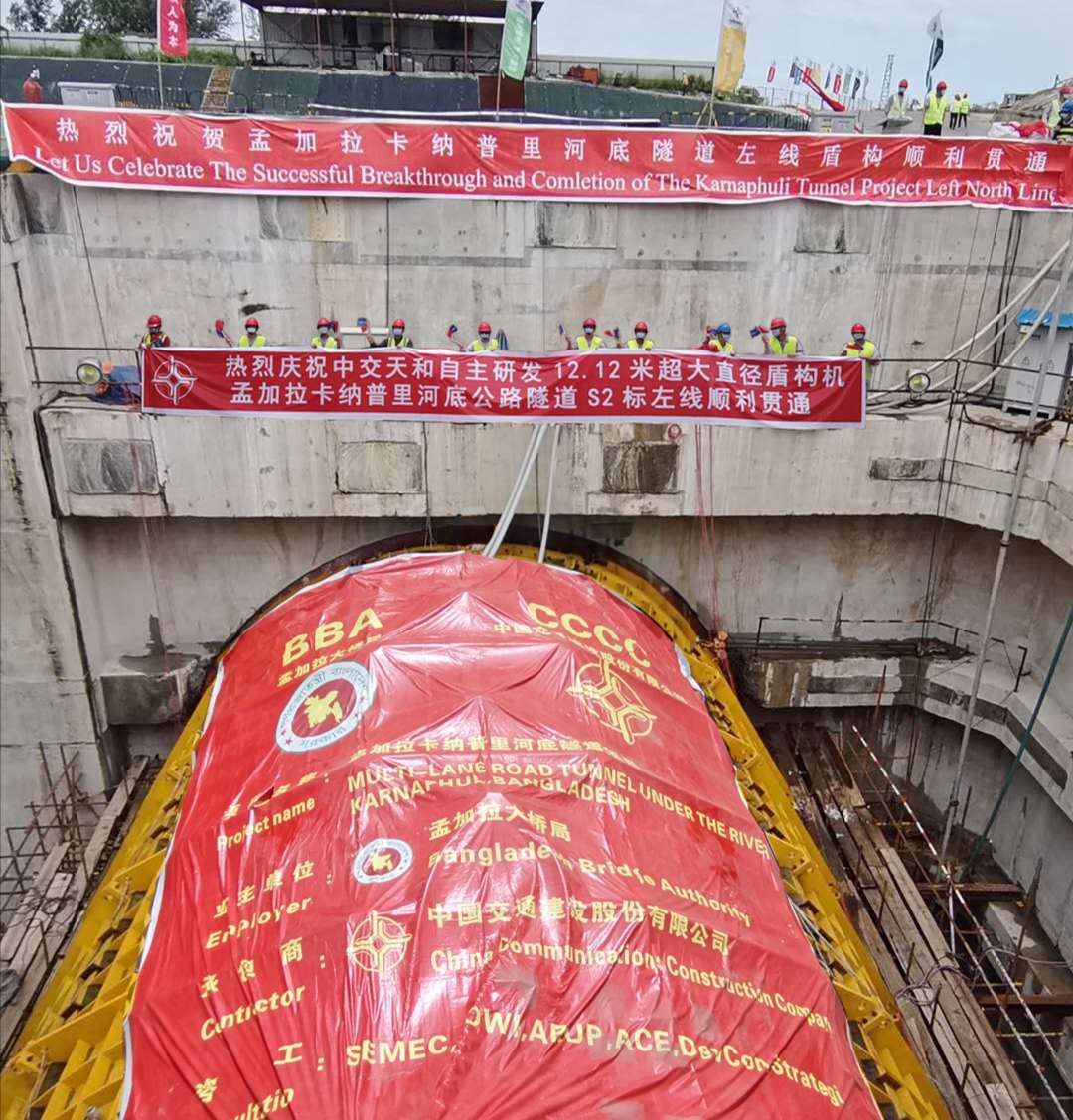 中国出口海外首台超大直径盾构机贯通首条隧道