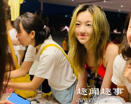 李嫣摆摊义卖 究竟是怎么回事?