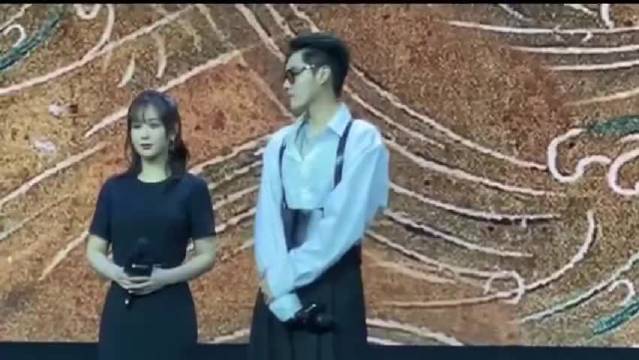 主持人：谈一下剧里的xxx，吴亦凡:你先说吧……