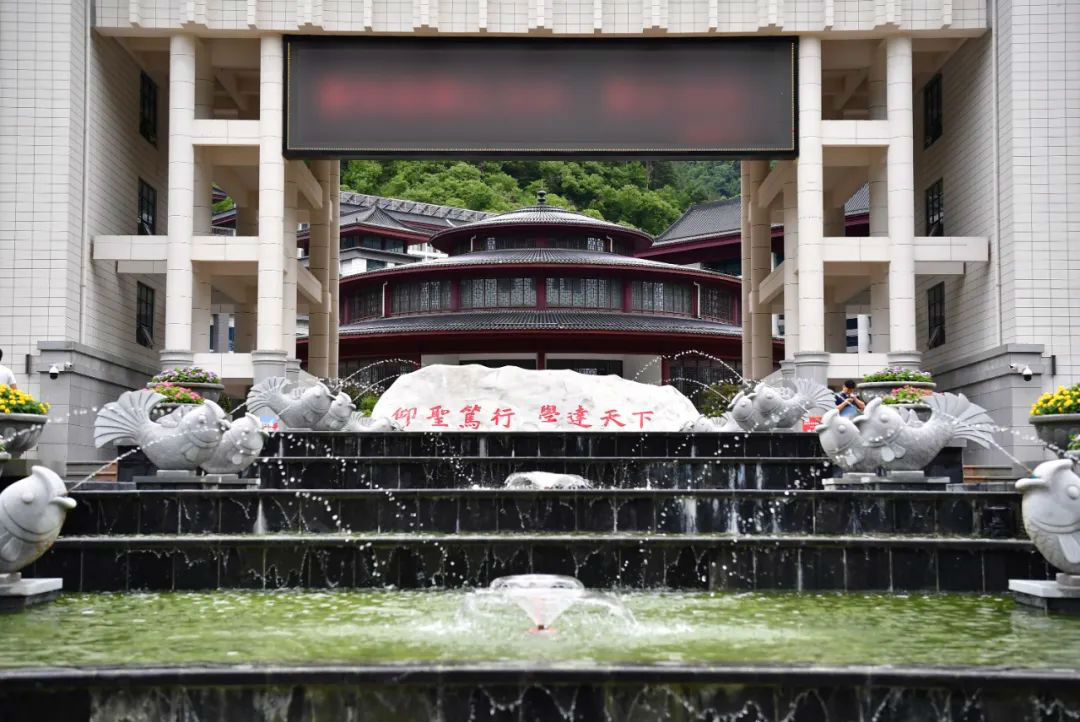 摘帽贫困县投资7.1亿建豪华中学现场图 导致债台高筑