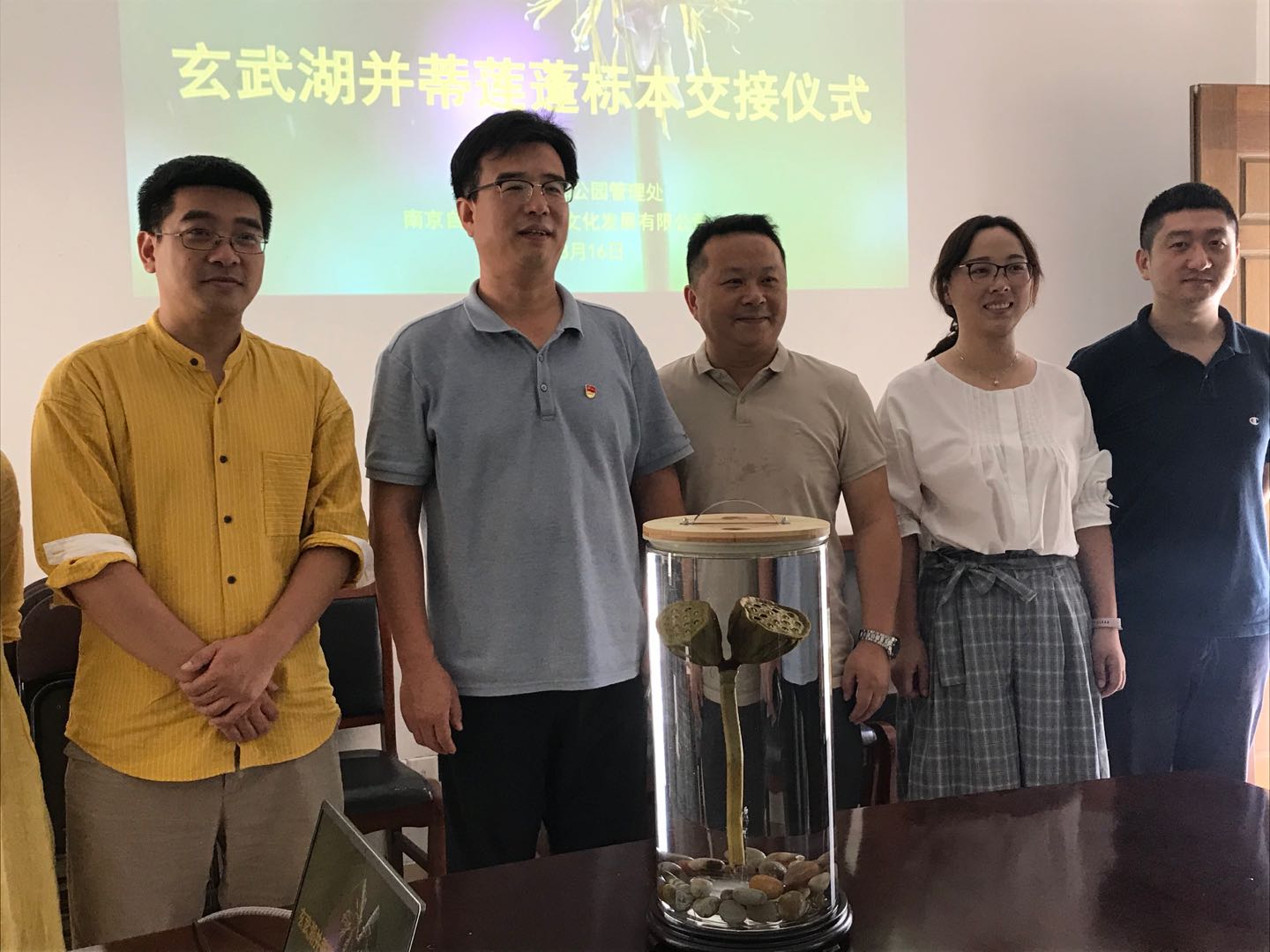 欣慰！惊艳世人遭偷摘后，南京并蒂莲被制成标本送回