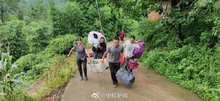 女子发现客厅1厘米裂缝救下21户村民 详细经过现场图太惊险了