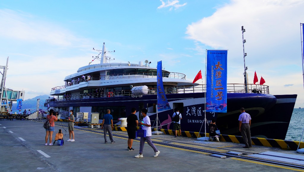 中国首艘电动豪华游船“大湾区一号”展现科技范