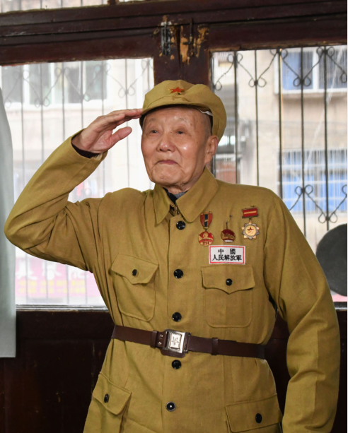 “时代楷模”张富清枪林弹雨中的故事被搬上秦腔舞台