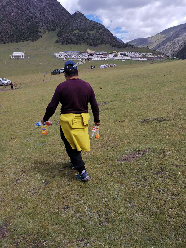 捡矿泉水瓶和食品袋的藏族阿王