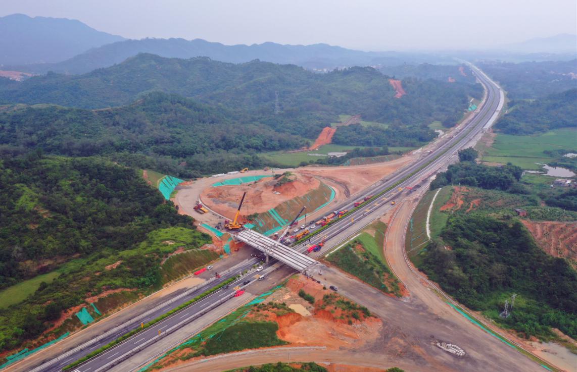 阳茂高速改扩建工程茂名段跨线桥架梁施工顺利收官