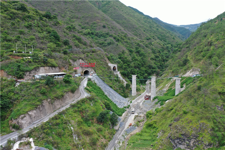 云南：杏子山Ⅰ级高风险隧道贯通 大临铁路可望年内建成