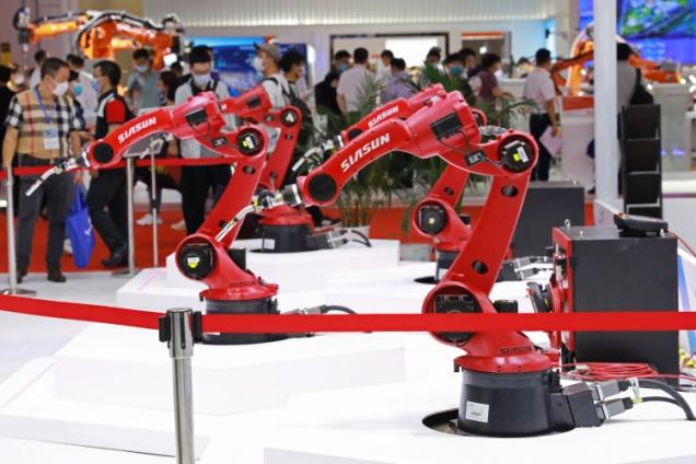 新型焊接机器人“火弧”亮相工博会
