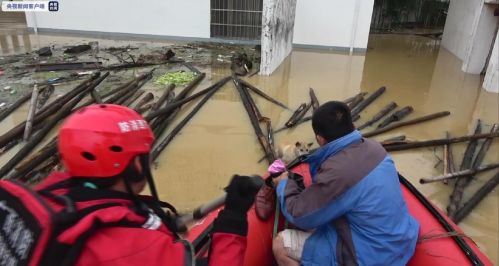桂林坪田村一水坝决堤导致13人被困 消防紧急营救