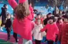 幼儿园举办亲子大赛,宝爸负责拍照,网友:孩子呢,我只看到老师