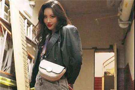 1558947815244511.jpg 宣美的雪花牛仔短裙性感帅气,时尚穿搭充满女神魅力