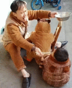 “表情帝奶爸”给宝宝喂饭走红,为了哄宝宝吃口饭可费劲了