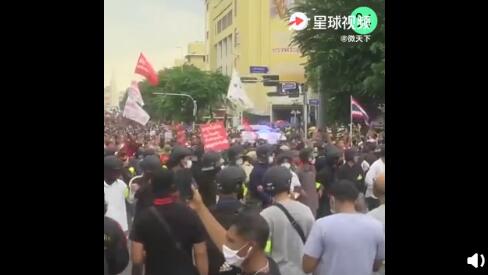 泰国爆发抗议示威活动 总理签署公告宣布曼谷进入紧急状态