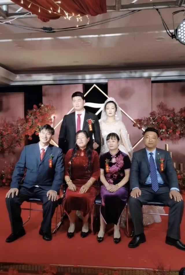 大衣哥儿媳亮相，婚后第二天终于露笑，穿一身黑不喜庆婆婆却宠她