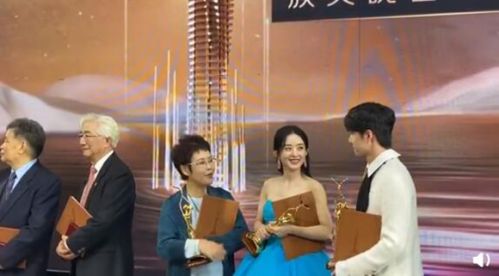 赵丽颖给王一博介绍前辈现场图：王一博害羞耳朵红了好腼腆
