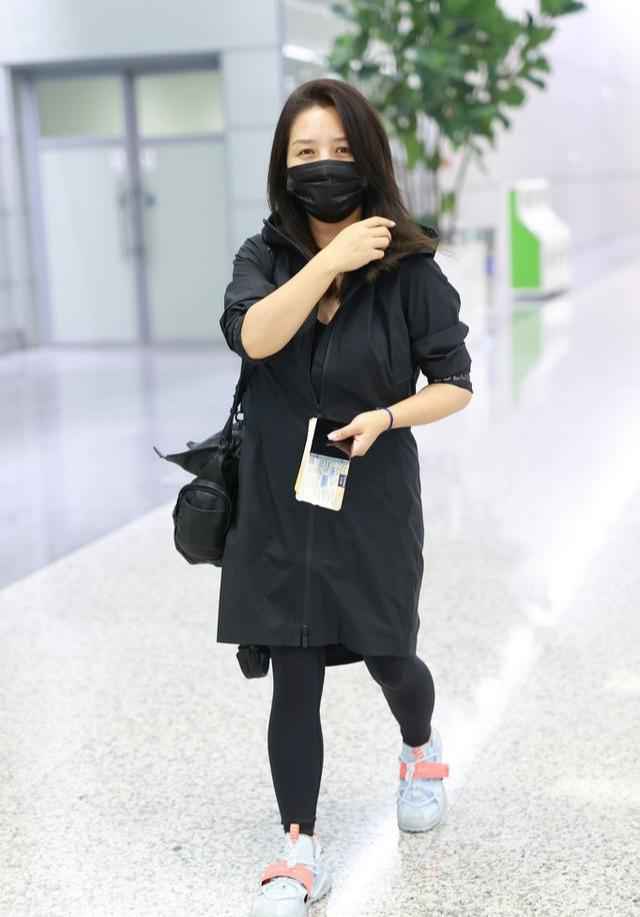 何洁终于放弃廓形上衣,挑战修身长风衣肚子好圆,小腿肌肉好发达