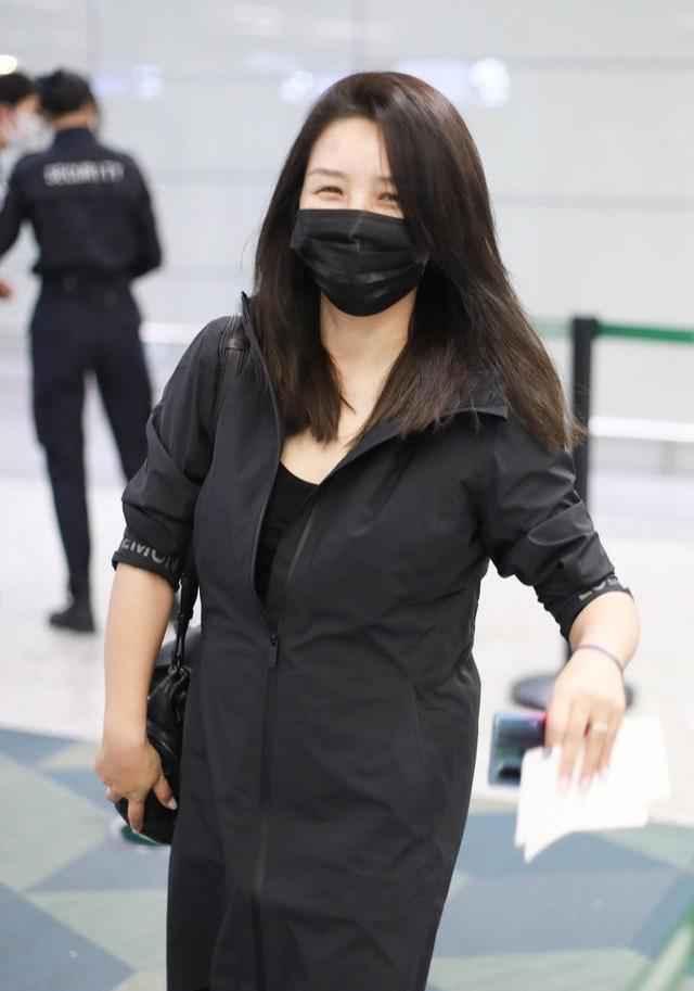 何洁终于放弃廓形上衣,挑战修身长风衣肚子好圆,小腿肌肉好发达