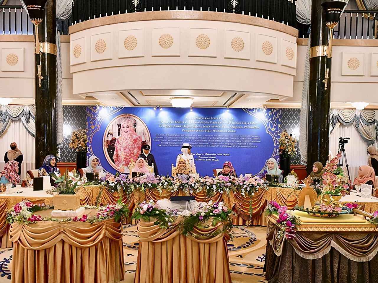 文莱王后穿一身金色庆生!文莱王妃穿粉裙跟在后面,哪像生过4个