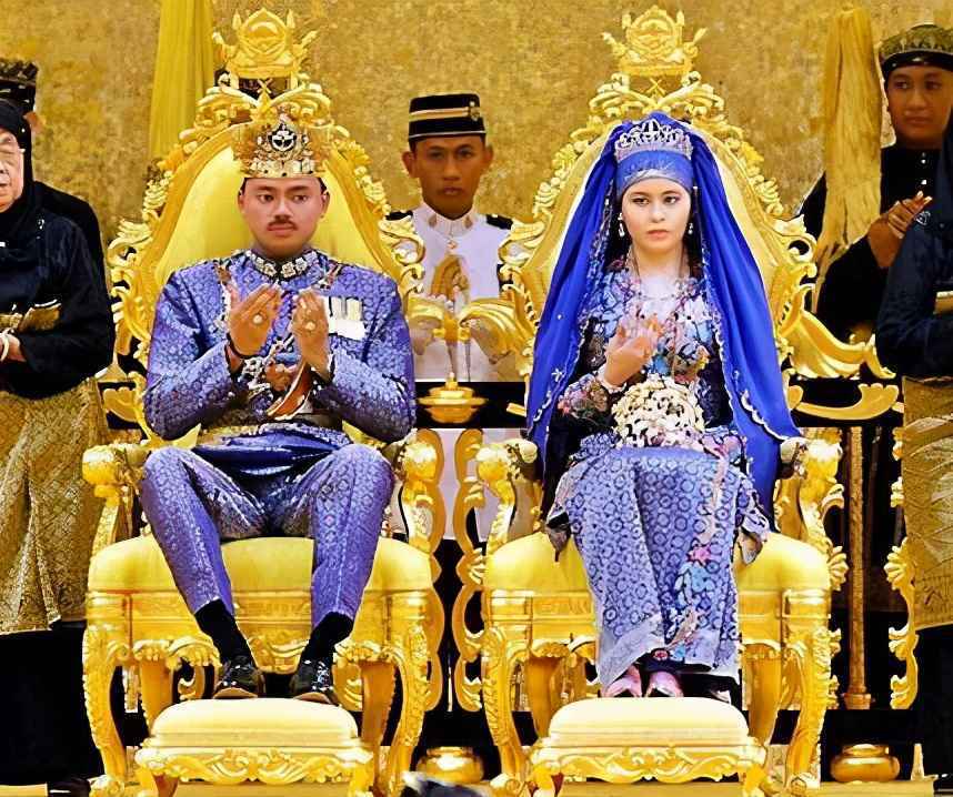 文莱王后穿一身金色庆生!文莱王妃穿粉裙跟在后面,哪像生过4个